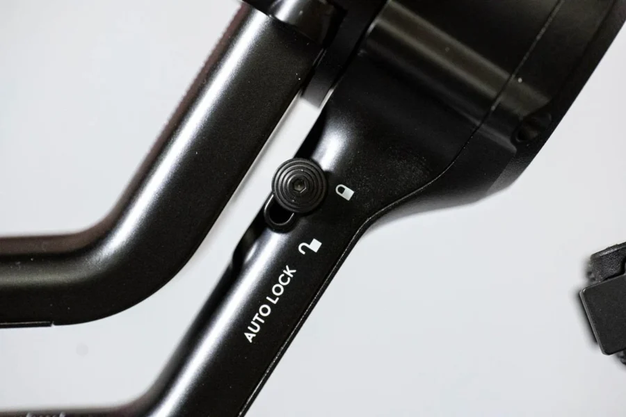 Плече стабілізатора DJI Ronin RS 5 з перемикачем із написом AUTO LOCK, що відповідає за блокування осей