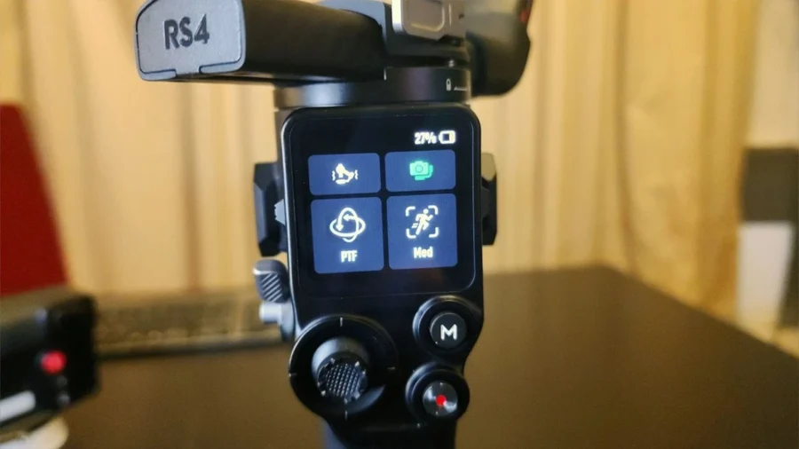 Сенсорний екран стабілізатора DJI RS 4 з відкритим меню налаштувань на корпусі рукояті